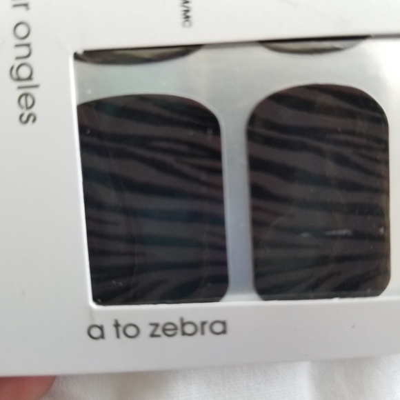 essie Sleek Stick UVCured Nail Appliqué A to Zebra - Picture 3 of 6